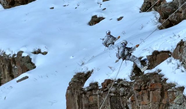 Mehmetçikten karda dağcılık eğitimi