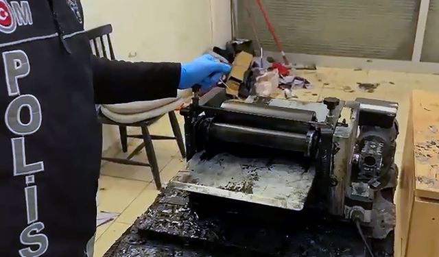 Merdiven altında sahte plaka basıp sattılar!