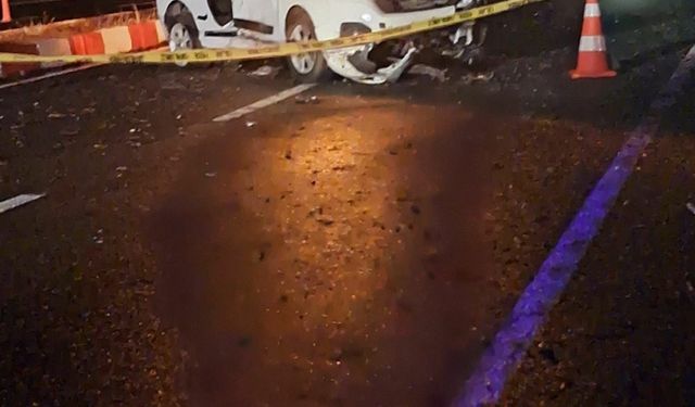 Niğde'de Hafif Ticari Araç Elektrik Direğine Çarptı