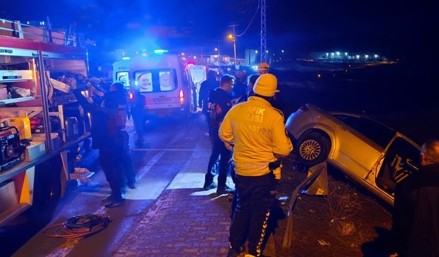 Otomobil bariyerlere çarptı: 2 kişi yaralandı