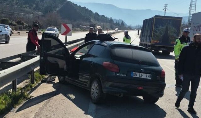 Otomobille kamyonet çarpıştı