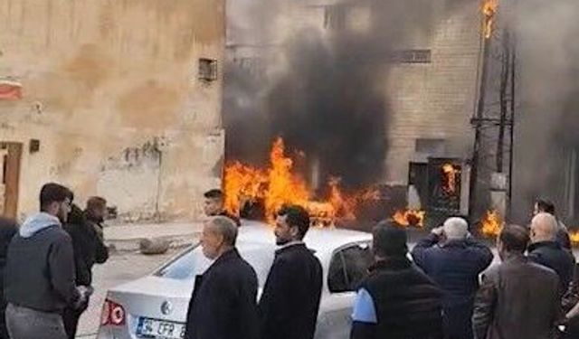 Şanlıurfa’da trafo patladı: 4 araç zarar gördü