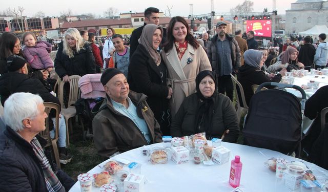 Selimiye Meydanı’nda Görkemli İftar: 7 Bin 500 Kişi Aynı Sofrada Buluştu