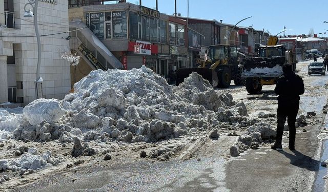Sıcaklık eksi 18 dereceyi gördü, buz sarkıtları oluştu