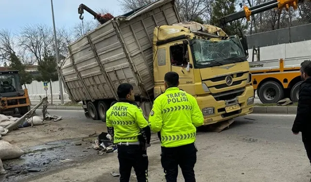 Diyarbakır’da Korkutan Kaza: TIR Otomobilin Üzerine Devrildi