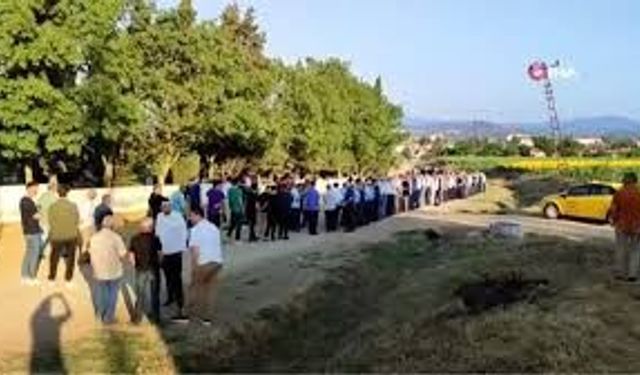 90 Yıllık Gelenek Sürüyor: Mezarlıkta Bayramlaşma Buluşturdu