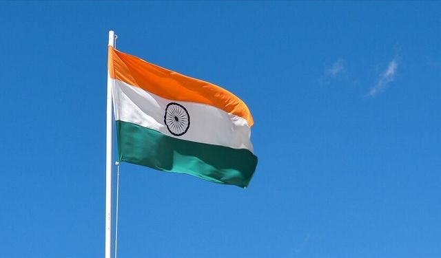 Hindistan'da savaş uçağı düştü