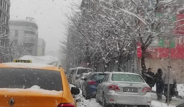 Van’da Karla Mücadele Sürüyor: 157 Yerleşim Yerinin Yolu Açıldı