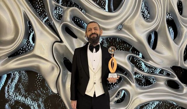 Barış çağrısıyla dünyayı dolaşan yazara uluslararası ödül!