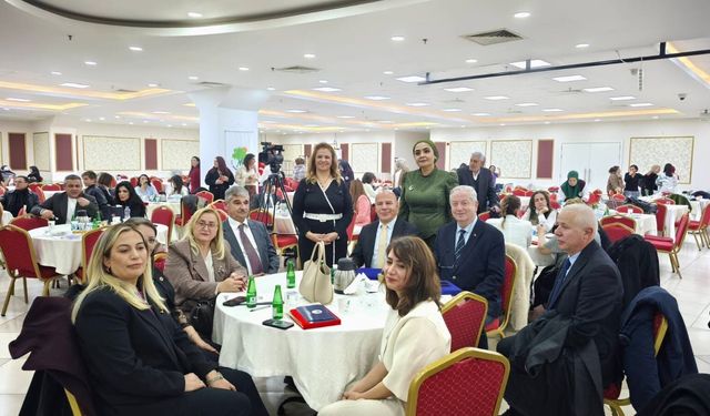 “İz Bırakan Kadınlarımız” Töreninde Gazeteci Nur Delice’ye Ödül!