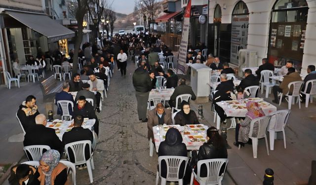 Lüks Otellerde Değil, Sokakta İftar Sofrası