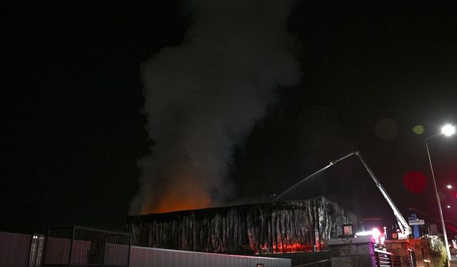 Başkentte Fabrika Yangını: Köpük Kuleleri Devreye Girdi