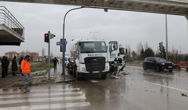 Çubuk’ta Beton Mikserleri Çarpıştı: 1 Yaralı