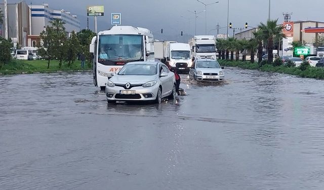 Hatay'da sağanak hayatı olumsuz etkiledi