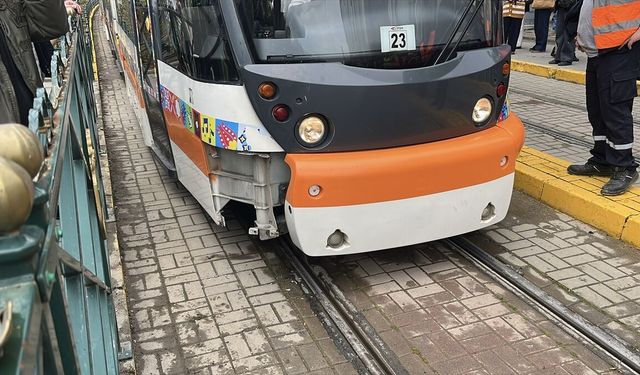 Tramvayın çarptığı kadın yaralandı