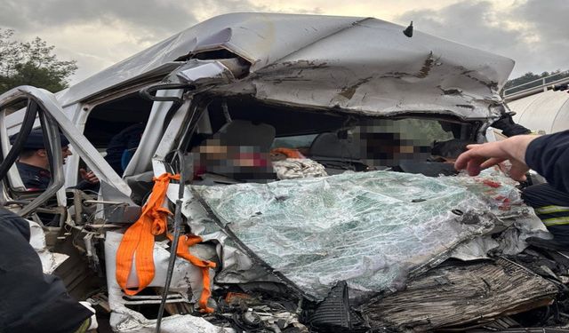 Antalya'da minibüs ve TIR çarpıştı: Çok sayıda ölü var