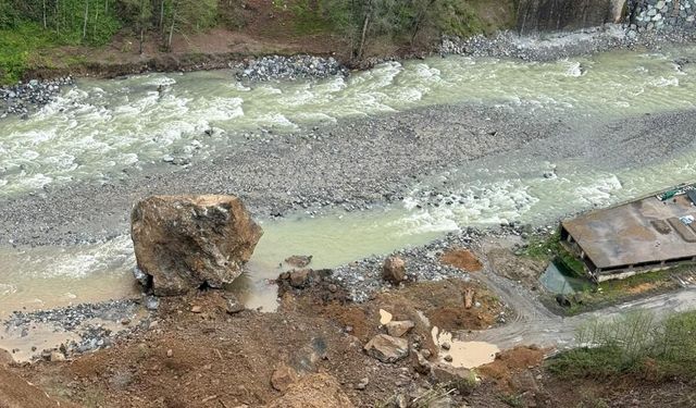 Ardeşen’de Heyelan: Dev Kaya Dereye Yuvarlandı