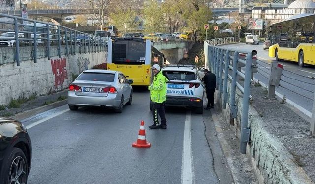 Beyoğlu'nda araç kaldırıma çarparak yan yattı