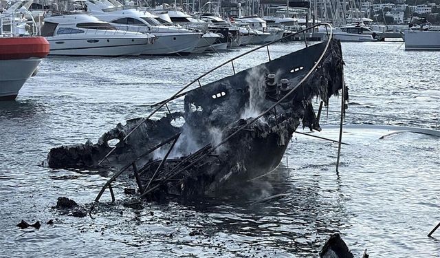 Bodrum'da yangında batan 7 motoryatın enkazı kaldırılıyor