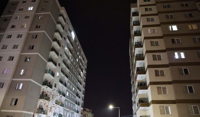 Buca’da öğrenci yurdunda zehirlenme şüphesi: 28 öğrenci hastaneye kaldırıldı