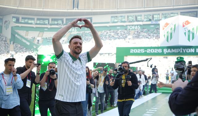 Bursaspor, şampiyonluk kupasını törenle aldı