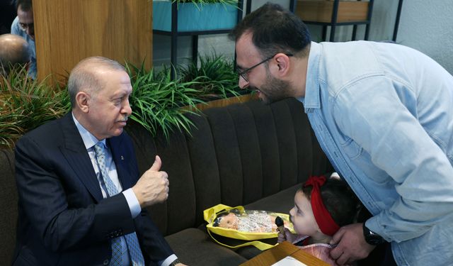 Cumhurbaşkanı Erdoğan, Beyoğlu'nda kafede vatandaşlarla sohbet etti