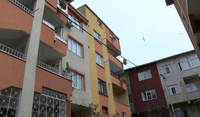 Evinde bıçaklanmış halde ölü bulundu