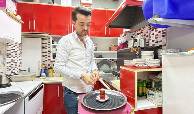Hoverboard ile çay servisine başladı