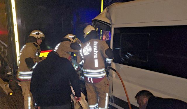 Kırmızı ışıkta bekleyen TIR'a çarptı