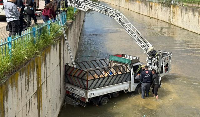 Kontrolden Çıkan Kamyonet Dereye Uçtu: Sürücü Ağır Yaralı
