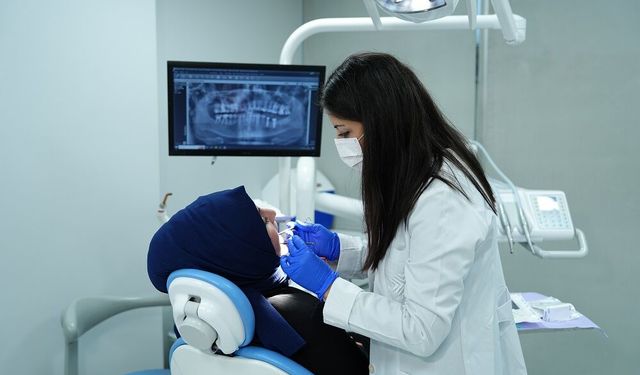 Kontrolsüz Diş Beyazlatıcılar Sağlığı Tehdit Ediyor: Uzman Uyarısı