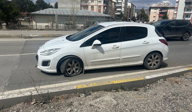 Otomobil Sima Nur'a çarptı!