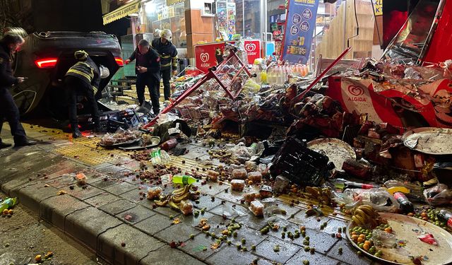Sivas’ta Kontrolden Çıkan Otomobil Dükkâna Çarpıp Devrildi
