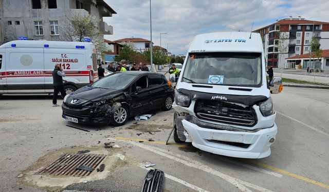 Tokat'ta servis minibüsü otomobille çarpıştı