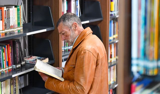 71 yaşında kütüphanenin en sadık okuru: Gençlere ilham oluyor
