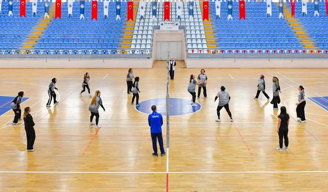 Altındağ’da Kadınlar Voleybol Turnuvası Başladı: 207 Sporcu Sahaya Çıkacak