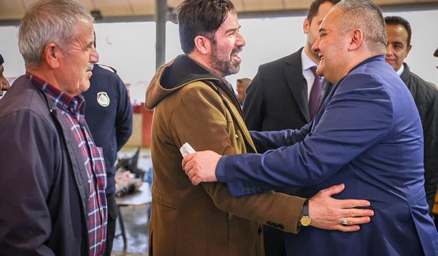 Özarslan’dan Bademlik Pazarı’na Ziyaret: Esnaf ve Vatandaşları Dinledi