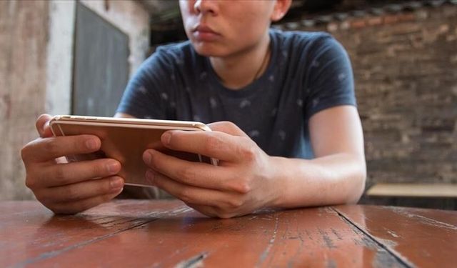 15 Yaş Altına Sosyal Medya Yasağı Yasalaştı: Uzmanlardan Kritik Uyarılar