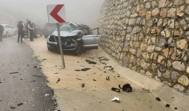 Manavgat’ta TIR ile Otomobil Çarpıştı: 2 Yaralı