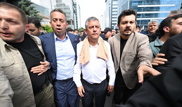 CHP Genel Merkezi’nde Tahliye Gerginliği: Özgür Özel Binadan Ayrıldı
