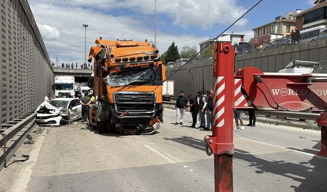 Eskişehir’de Zincirleme Kaza! Otomobil Tırla Duvar Arasında Sıkıştı