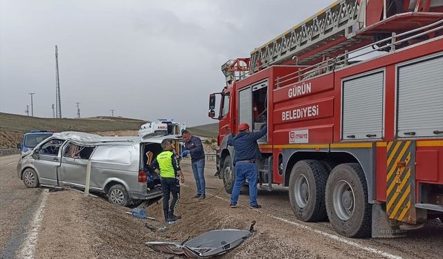 Sivas'ta devrilen minibüste 1 kişi öldü