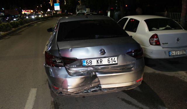 Aksaray'da feci kaza: Aynı yöne giden otomobiller çarpıştı!