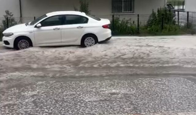 Ankara’da Göle Dönen Yolda Oltayla Balık Tutmaya Çalıştı