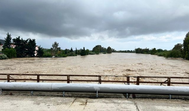 Asri Nehri taştı, sağanakta köprü ve yollar ile bir ev çöktü