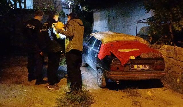Babasının evinin önünde tüfekle ateş açıp kaçtı