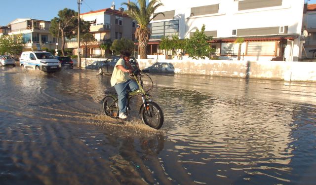 Balıkesir'de deniz taştı, yollar göle döndü