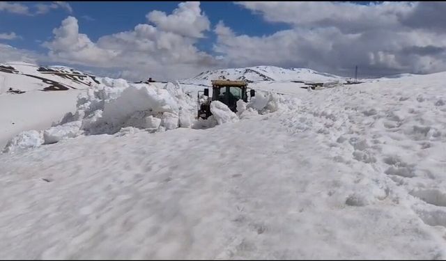 Başkale’de 3 Metrelik Kar Engelini Ekipler Aştı: Yol 3 Günde Açıldı