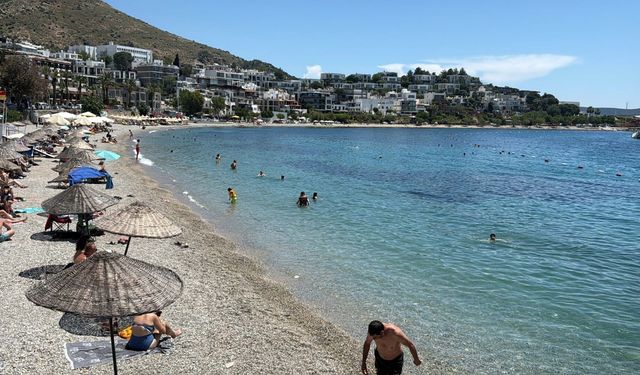 Bodrum'da bayram tatilinde sahillerde yoğunluk