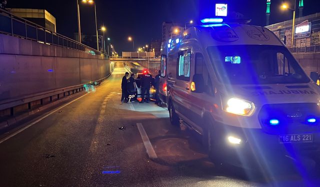 Bursa’da otomobil bariyerlere çarptı
